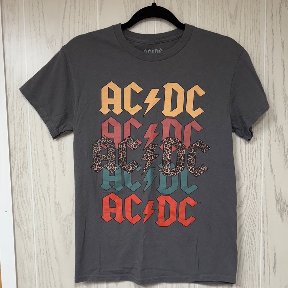 ❤️ AC DC Women Gray Graphic short sleeve T-Shirt small leopard multi colored